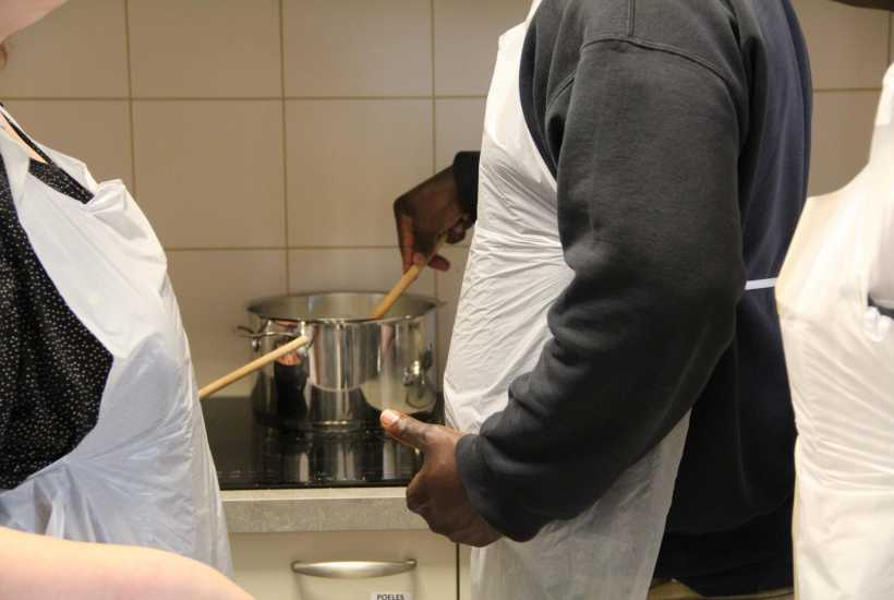 Activité de cuisine axée sur l’autonomie au sein de l'unité de soins Les Glycines - Itéas