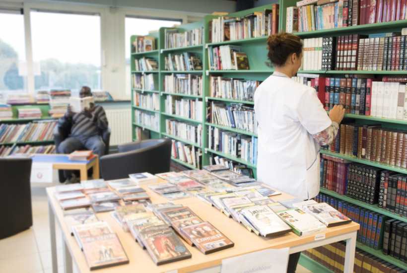 Bibliothèque au sein de l'Hôpital Psychiatrique Sécurisé