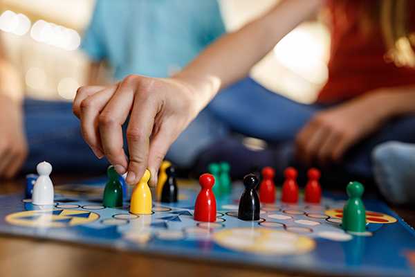Le jeu de société dans le soin : du ludique au thérapeutique