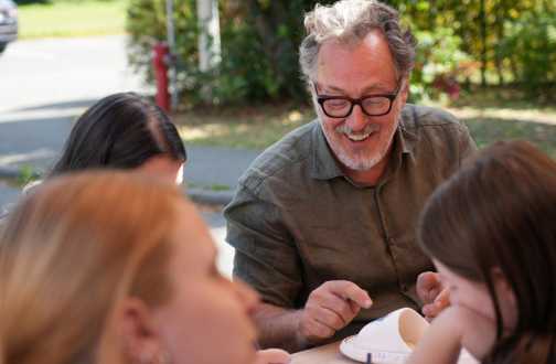 Jean-Henri Compère en plein atelier avec les jeunes des unités pédopsychiatriques